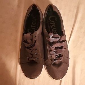 Size 10 kids shoes "